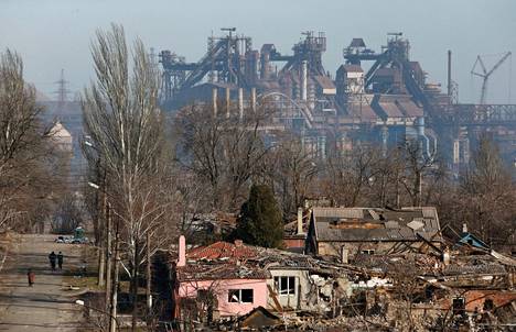 Azovstalin terästehtaan tuotantolaitoksia näkyy Mariupolin sodan moukaroimassa maisemassa maaliskuun lopussa.