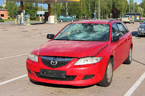 Rähjäinen Mazda6 -merkkinen auto on seissyt K-Supermarket Teljänportin parkkipaikalla useita päiviä.