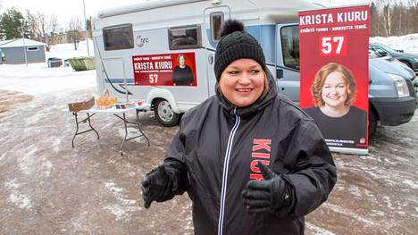 Krista Kiuru aloitti henkilökohtaisen maakuntakampanjointinsa Jämijärveltä. Perjantaiaamuna ministerin kojulla oli rauhallista.