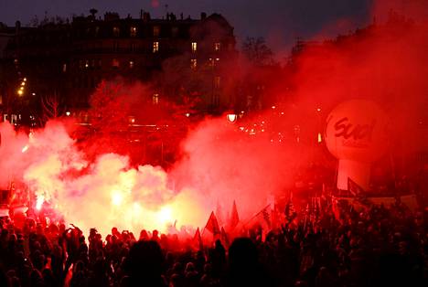 Mielenosoittajat vastustivat eläkeuudistussuunnitelmaa Pariisissa torstaina 19. tammikuuta. Ranskan sisäministeriön mukaan mielenosoittajia oli Pariisissa yhteensä noin 80 000.