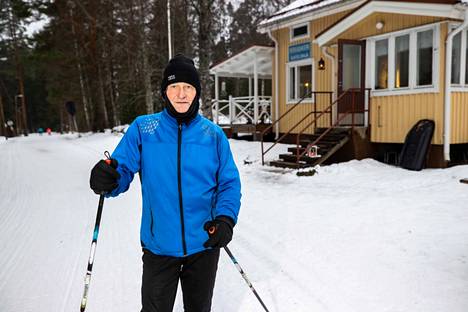 Tamperelainen Petri Lehtonen, 64, pysähtyi hiihtolenkillä Niihaman majalla keskiviikkona aamupäivällä. Lehtonen käy joka päivä hiihtämässä tutun lenkin ympäri.