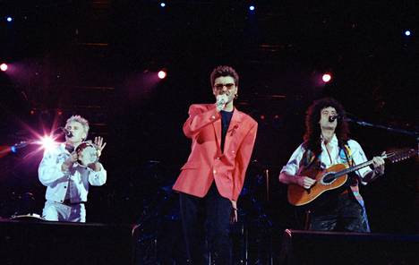 George Michael (kesk.) esiintyi Freddie Mercuryn muistokonsertissa huhtikuussa 1992 Queenin Roger Taylorin (vas.) ja Brian Mayn kanssa.
