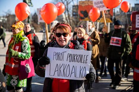 Tampereella järjestettiin 1. huhtikuuta hoitajien mielenosoitus. Kuvassa Hannele Hiukkanen.