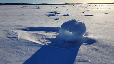 Heimo Siivonen kuvasi tuulentekemää lumitaidetta Saviselällä Viholassa. Lumirenkaat muovautuivat lumituiskussa perjantaina 10. helmikuuta.