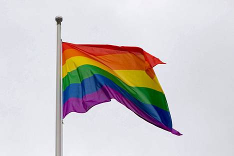 Sateenkaarilippu on monimuotoisuuden ja tasa-arvon symboli. Se liehui Nokia Pridessä 16. heinäkuuta 2022.