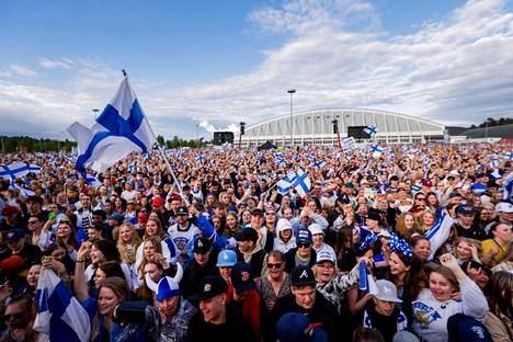 Arviolta noin 30 000 ihmistä saapui Hakametsän jäähallin parkkialueelle juhlimaan Suomen joukkueen kanssa maailmanmestaruutta maanantaina.