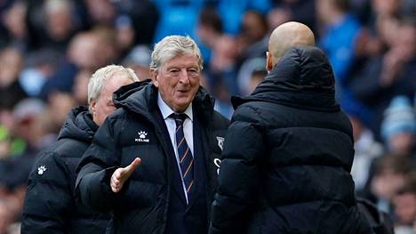 Roy Hodgson (vas.) kätteli Manchester Cityn päävalmentajaa Pep Guardiolaa huhtikuussa pelatun ottelun jälkeen.