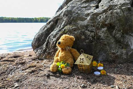 Maanantaina 24. toukokuuta Särkijärven rannalle oli tuotu kynttilöitä ja nalle. Pieni lapsi löytyi lauantaina järvestä kuolleena. Poliisi tutkii tapausta murhana, mikä on herättänyt huolen perheiden avunsaannista.
