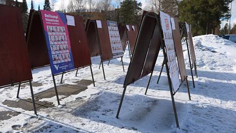 Eduskuntavaalien ulkomainokset ilmestyivät katukuvaan Mäntässä. Ennakkoäänestys alkaa 22. maaliskuuta.