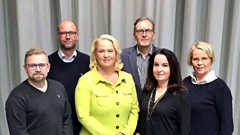 Naantalilaiset kokoomuksen aluevaaliehdokkaat Toni Forsblom, Jan Lindström, Anita Saksi, Markku Tuuna, Satu Haapalainen ja Hanna Gustafsson esittäytyivät syyskokouksessa.