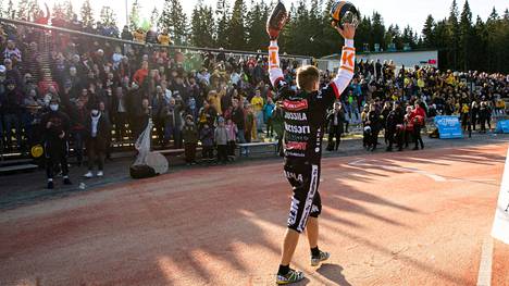 Tuomas Jussila nosti 26. syyskuuta viime vuonna kätensä kohti taivasta sen merkiksi, että Manse PP varmisti mestaruutensa Kaupissa.