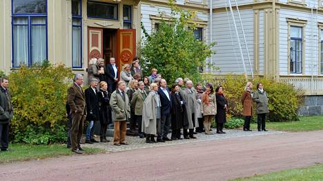 Ruotsin kuningaspari kerääntyi seurueineen ja isäntineen yhteispotrettiin Ahlströmin Noormarkun ruukkialueen Isotalon eteen lokakuussa 2009. 