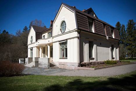 Pyhäjärvi-Instituutti on toiminut perustamisestaan, eli vuodesta 1989 lähtien Villa Bertel Ahlströmissä Pyhäjärven rannalla.