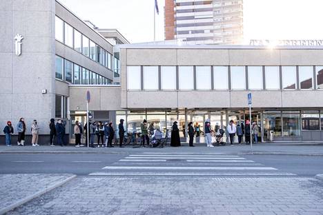 Passijonot ovat olleet Pirkanmaalla tänä vuonna pitkiä. Näin ihmiset jonottivat Tampereen pääpoliisiaseman edustalla 21. huhtikuuta. Pisimmillään jonotus saattoi tällöin kestää viisi tuntia. 