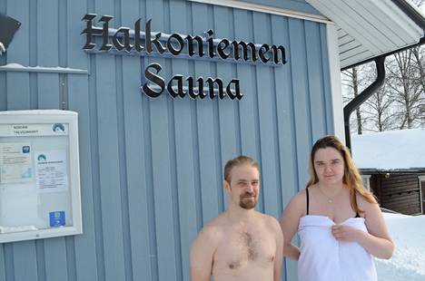 Halkoniemen saunaa ylläpitää vuonna 1988 perustettu Nokian Talviuimarit ry. Kuvassa puheenjohtaja Miikka Hakari ja allekirjoittanut. 