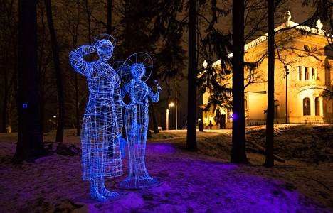 Tampereen Näsinpuistossa hohtavat nyt taiteilija Alexander Reichsteinin tekemät valohahmot.