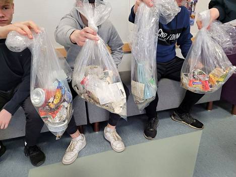 Konkreettisia keinoja vaikuttaa ilmastonmuutokseen. Vammalan lukion opiskelijat keräsivät roskia työpajassa.