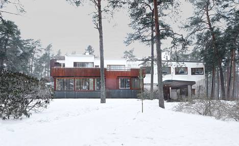 Ahlström-yhtiön rakennusten valtakunnallisesti merkittävässä rakennetussa kulttuuriympäristössä sijaitseva Villa Mairea on modernismin ajan kokonaistaideteos.