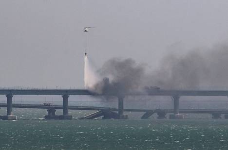Helikoptereista pudotettiin vettä sillan palavien ja syttymisvaarassa olevien osien päälle.