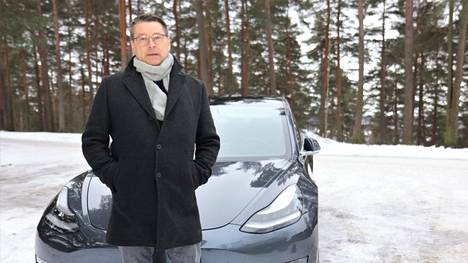 Toni Torikka ajoi viime vuonna kuusi kertaa Tampereelta Ylläkselle sähköautolla. ”Talvella pitkällä matkalla pitää hyväksyä se, että pysähdyksiä on muutama enemmän”, hän neuvoo.