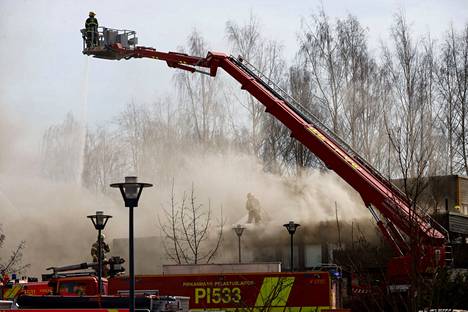 Tampereella käytöstä poistetussa seurakuntatalossa roihunnut palo saatiin sammutettua torstaina puoli yhdeksän aikaan illalla.