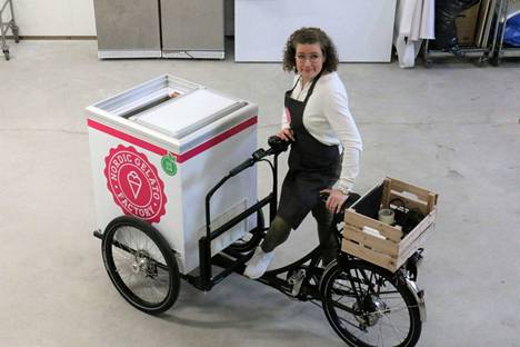 Nordic Gelato Factoryn toimitusjohtaja Heidi Lindroos vinkkaa kesähäihin tilattavaksi vegaanista gelatofillaria.