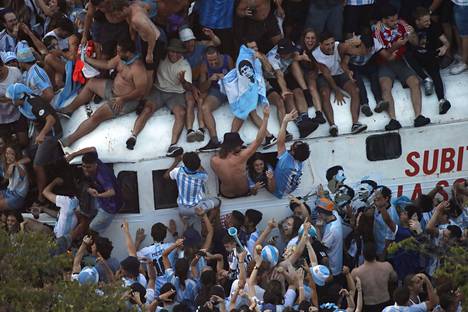 Katolle kiipeäminen viehätti argentiinalaisia mestaruuden juhlijoita.