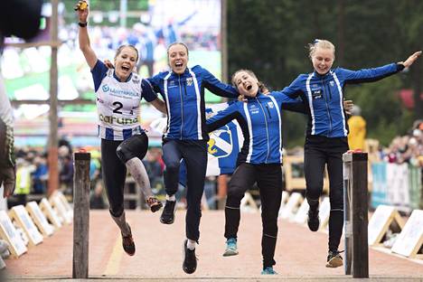 Ruotsalainen IFK Göteborg juhli ensimmäisen kerrran Venlojen viestin voittoa. Vasemmalla ankkuri Sara Hagström.
