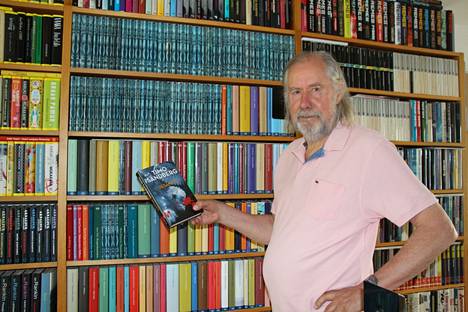 Raimo Penttilä on nähnyt joidenkin järjestävän kirjoja värien mukaan, mutta hänen kirjahyllyssään ne ovat sarjoittain tai kirjailijoittain. Kädessään hänellä on seuraavaksi lukulistalla oleva Timo Sandbergin kirja Desantti.