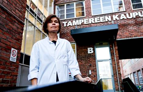 Tampereen kaupungin epidemiologi Sirpa Räsänen avasi faktoja oksennustaudista Aamulehdelle. Kuva otettu marraskuussa 2020.