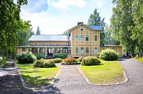 Ravintola Viikinsaari sijaitsee vuonna 1920 rakennetussa pitsihuvilassa. Hyvän ruuan lisäksi sen terassi tarjoaa suojaa yllättävältä rankkasateelta.