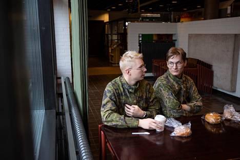 Jirko Pälijärvi ja Oskari Takila nauttivat sotilaskodin antimista pitkän päivän päätteeksi.
