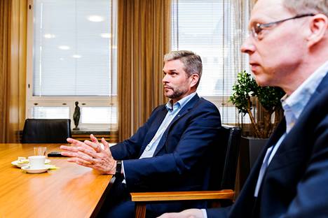 OP Tampereen toimitusjohtaja Jani Vilpponen (vas) ja pankin hallituksen puheenjohtaja Markku Sotarauta kuvattiin kesällä 2019, kun Vilpponen aloitti tehtävässään.