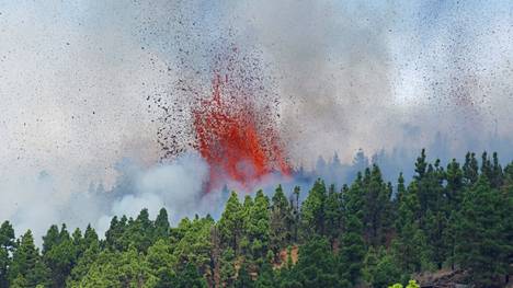Tulivuorenpurkaus aiheutti evakuointeja sunnuntaina La Palmalla Espanjassa. 