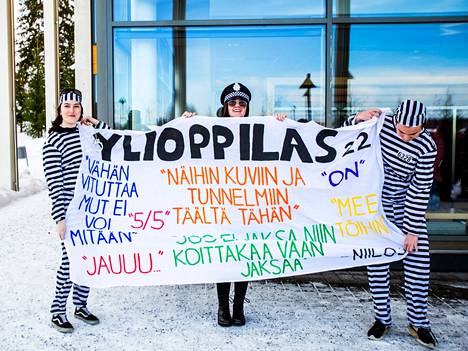Viime vuoden helmikuussa Tietotien lukion penkkareita viettivät poliisi ja vangit -teemalla Vilma Mäkinen (vas), Lotta Kaihola ja Jere Jokio.
