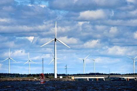 Eurowind Energy oy haluaa kaavoittaa Sastamalan Kärmekallion alueelle alustavan suunnitelman mukaan 7 tuulivoimalaa. Kuvassa on Meri-Porin tuulipuisto Porin Reposaaressa.