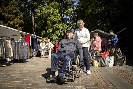Pentti ja Riitta Virolainen viettivät aurinkoista markkinapäivää. ”Hämeenpuistossa on suuren maailman tuntua. Maanantaimarkkinoille tämä on paljon parempi paikka kuin Keskustori”, Riitta Virolainen kertoo.