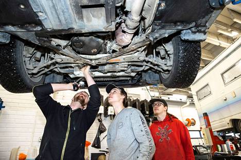 Autoalan suosio on kasvussa Vammalan ammattikoulussa. Tico Iltanen ja Tiitus Ruusunen saivat oppia opettaja Kaleva Linnanmäeltä.