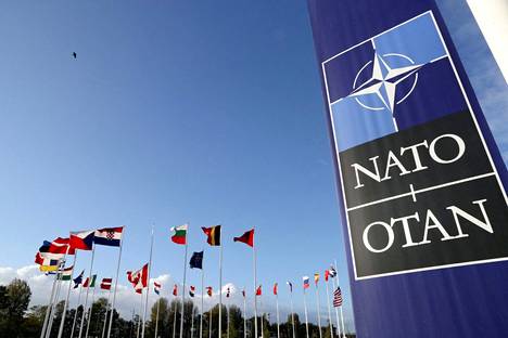 Liput Naton päämajan ulkopuolella Brysselissä kuvattiin 21. lokakuuta 2021.