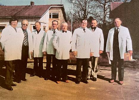 Mäkelän tilalla huhtikuussa 1980 Pohjan sahan johtokunnan puheenjohtaja Dunder, TVL:n pääjohtaja Loikkanen, Vilppulan kunnanhallituksen puheenjohtaja Ahola. Oikealla Tauno Mäkelä ja hänen vieressään Pertti Korppoo. Kaikkien kuvassa olevien nimet eivät ole tiedossa.