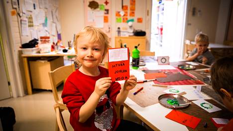 Nokian Alhoniityn päiväkodissa viisivuotiaat esikoululaiset askartelivat joulukortteja. Nooa Tuominen on oppinut hiljattain kirjoittamaan.