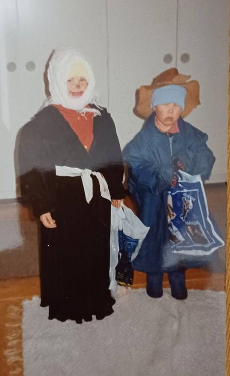 Kolmevuotiaasta kavereita olleet Jenna Nordlund ja Jari Seppälä nuuttipukkeina 1990-luvulla Väinölässä. 