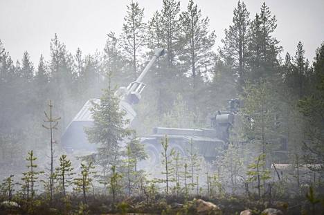Ruotsalaisten joukkojen itseliikkuva haupitsi maavoimien Northern Forest 21 sotaharjoituksessa Rovajärven ampuma-alueella Rovaniemellä 21. toukokuuta 2021.