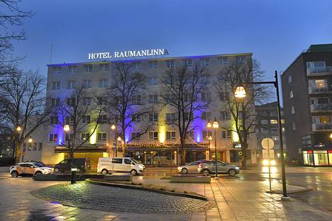 Yksityiset toimijatkin, kuten hotelli Raumanlinna, ovat osallistuneet hienosti kaupunkimme ehostamiseen valaistuksen keinoin.