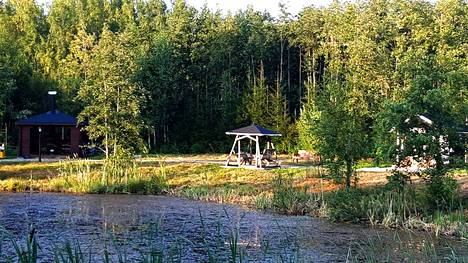 Asemamäessä Latovainiontien ja Vihtorintien risteyksen läheisyydessä sijaitseva Lampipuisto on kunnostettu. 