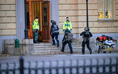 Kaksi naisopettajaa kuoli kouluun tehdyssä hyökkäyksessä Etelä-Ruotsissa Malmössä maanantaina myöhään iltapäivällä.