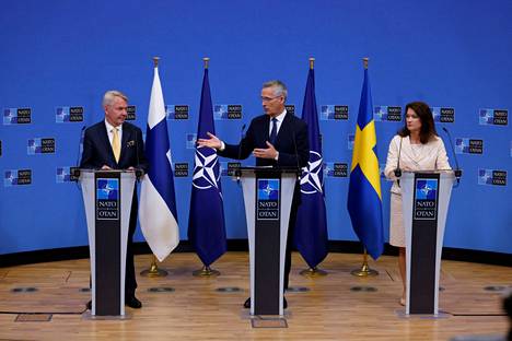 Suomen ulkoministeri Pekka Haavisto (vihr) ja Ruotsin ulkoministeri Ann Linde allekirjoittivat Natoon liittymispöytäkirjat Brysselissä, Naton päämajassa. Naton pääsihteeri (keskellä) korosti Suomen ja Ruotsin vahvistavan puolustusliittoa.