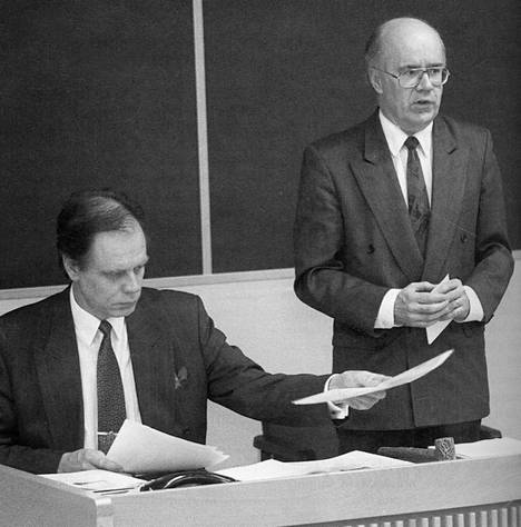 Vakavaksi veti. Toimitusjohtaja Tuomo Saarinen ja hallintoneuvoston puheenjohtaja, kauppaneuvos Matti Linnainmaa joutuivat esittelemään kipeitä leikkauksia kevään 1994 yhtiökokoukselle.