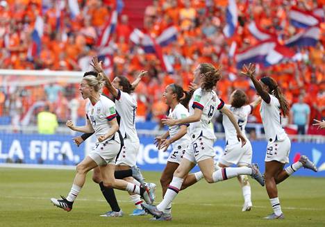 Yhdysvallat pysyi naisten jalkapallon ykkösmaana. 