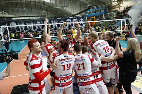 VaLePan pelaajat juhlivat Suomen mestaruutta jännittävän finaalisarjan päätteeksi Kuopiossa lauantaina.